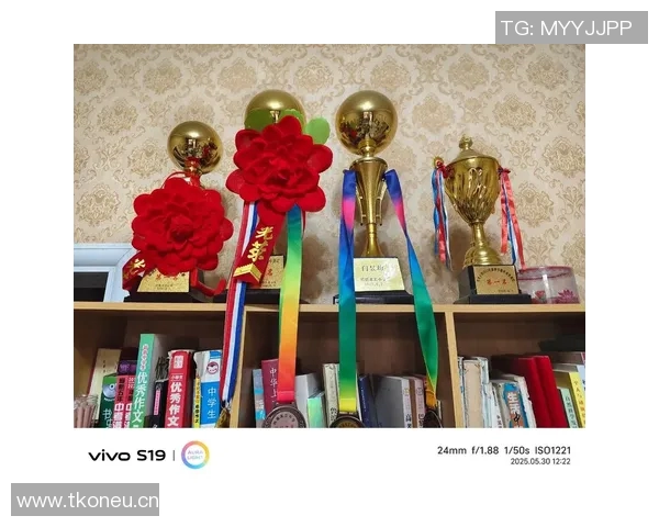 以奖杯为象征,探讨体育竞技中的荣耀与奋斗精神如何激励人心 以奖杯为象征,探讨体育竞技中的荣耀与奋斗精神如何激励人心